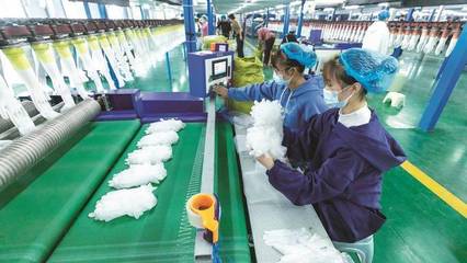 小手套编织大市场 泗洪手套产业的品牌突围与包装升级